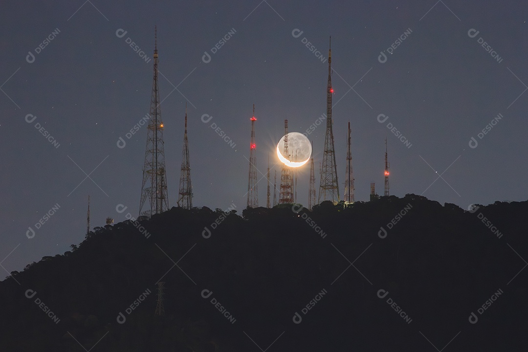 Torres e antenas de comunicação em um morro