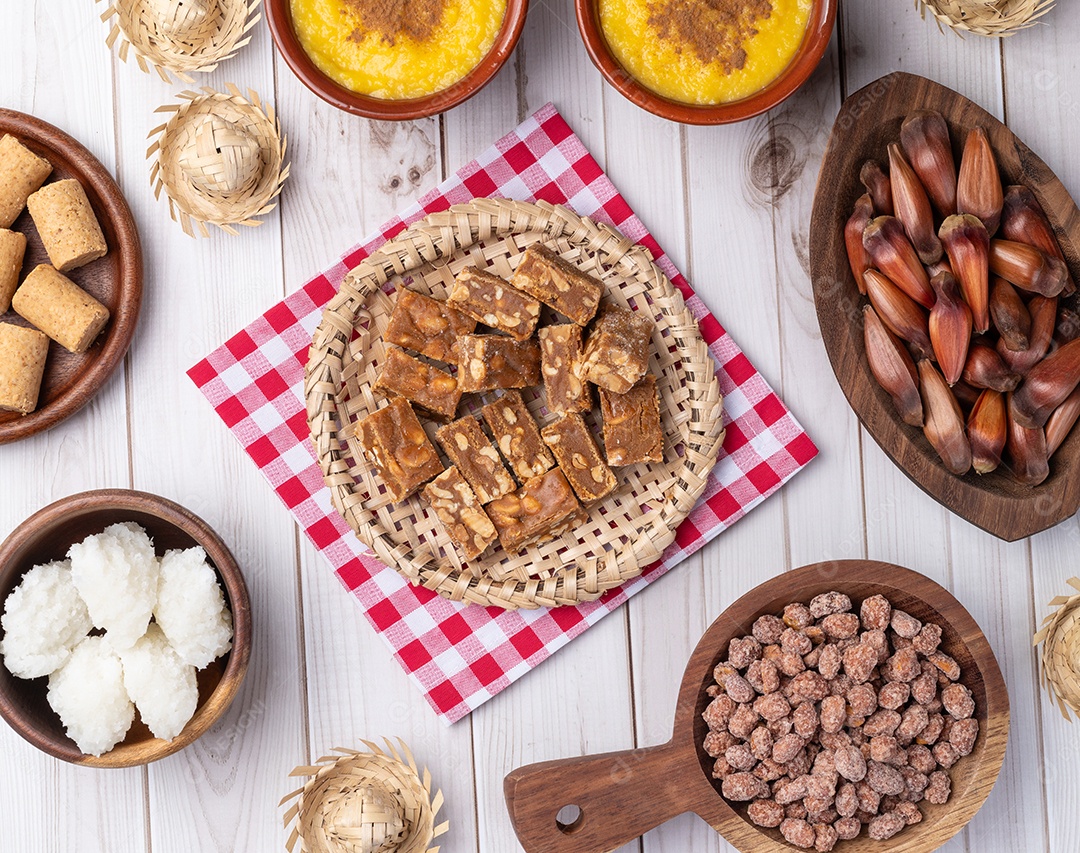 Comidas típicas juninas doce castanhas mingaus
