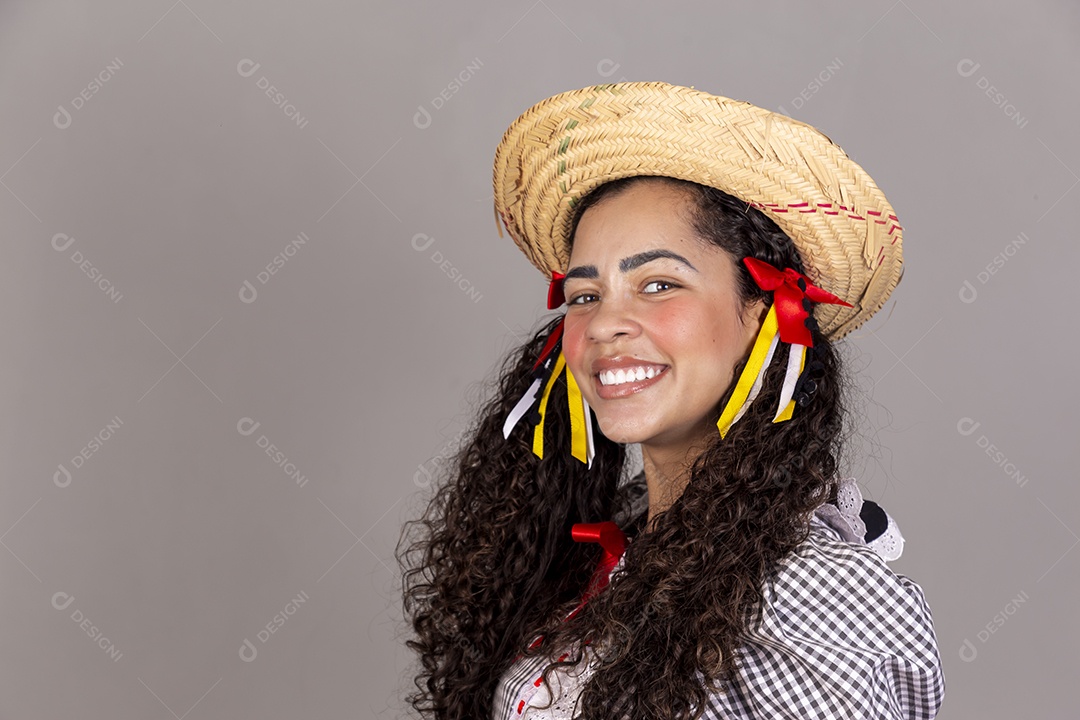 Linda mulher usando roupas típicas de festa junina sobre fundo isolado