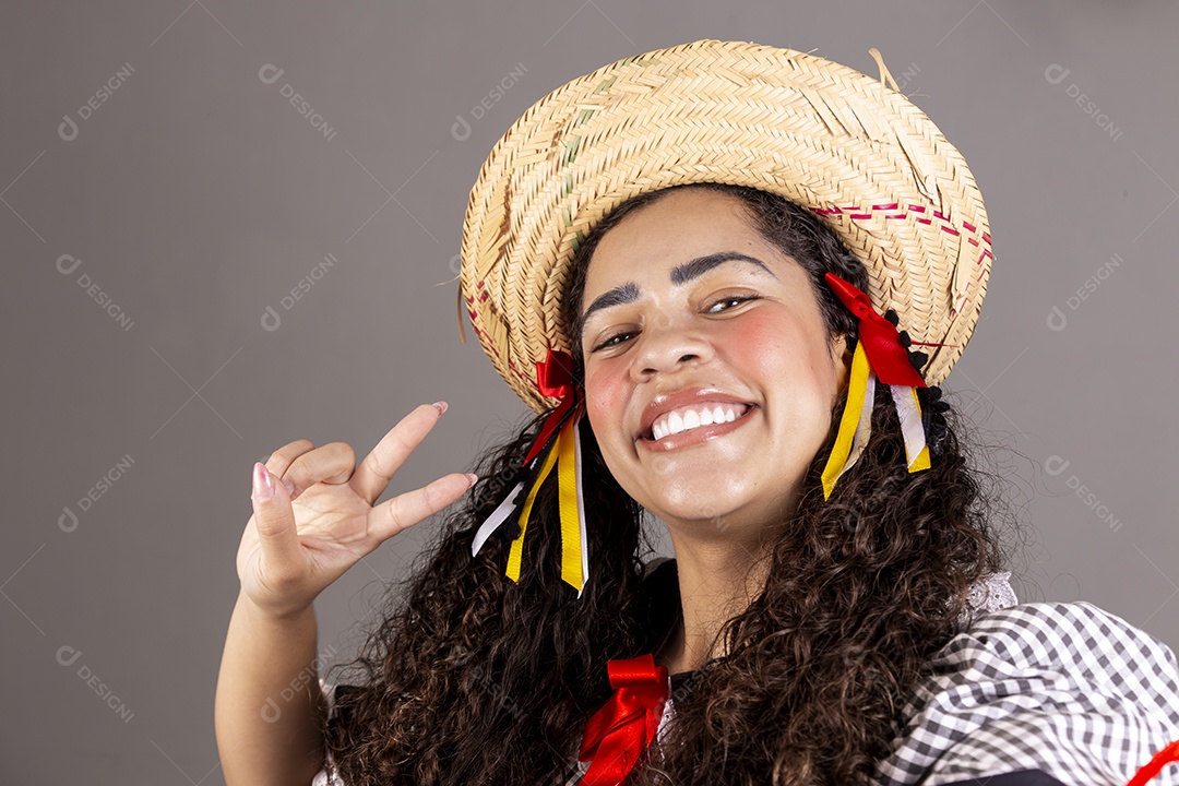 Linda mulher usando roupas típicas de festa junina sobre fundo isolado