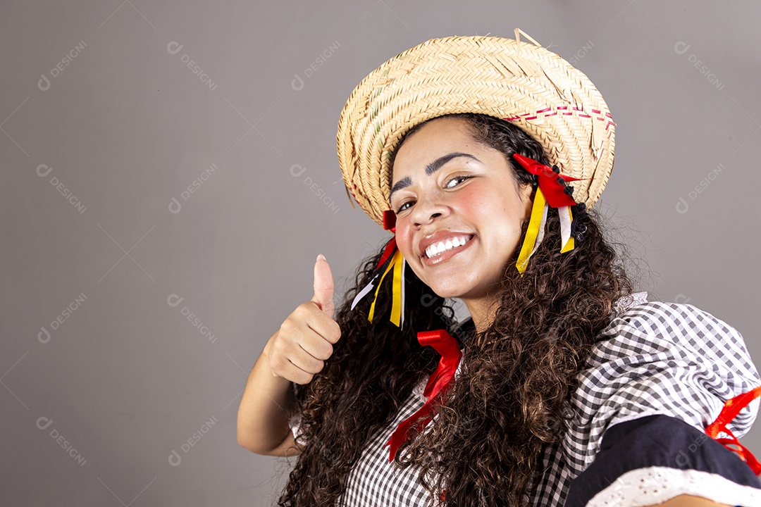 Linda mulher usando roupas típicas de festa junina sobre fundo isolado