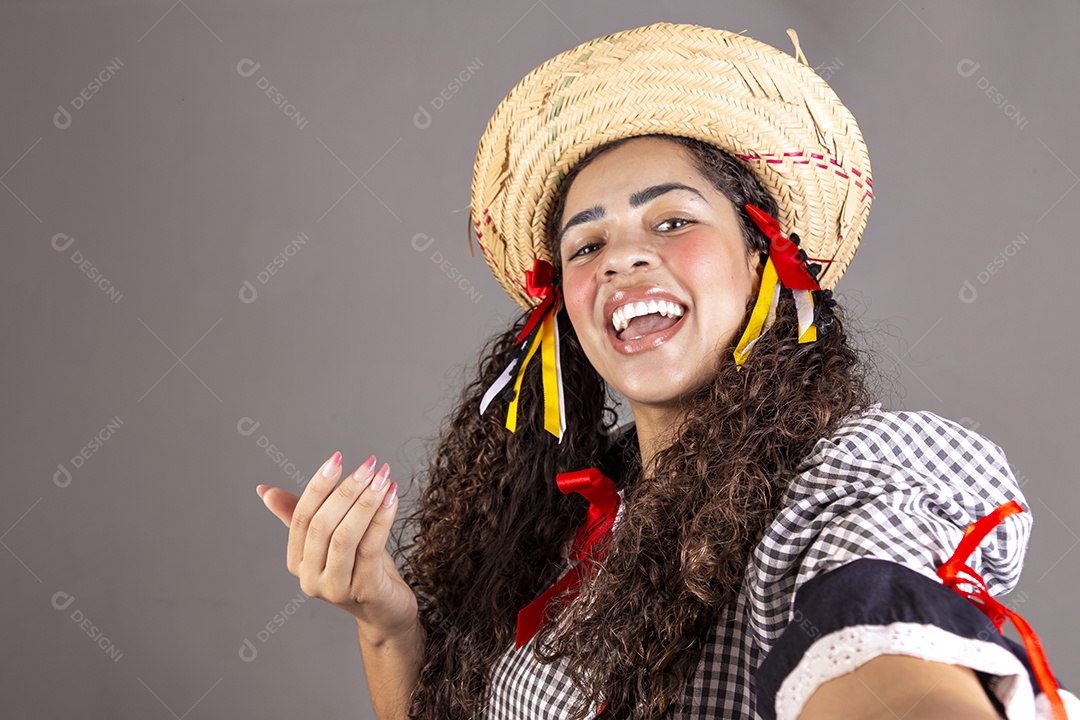 Linda mulher usando roupas típicas de festa junina sobre fundo isolado