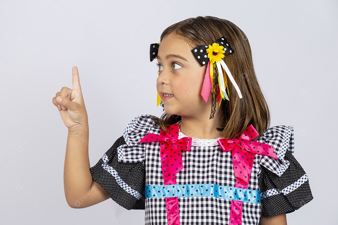 Linda criança usando roupas típicas de festa junina sobre fundo isolado