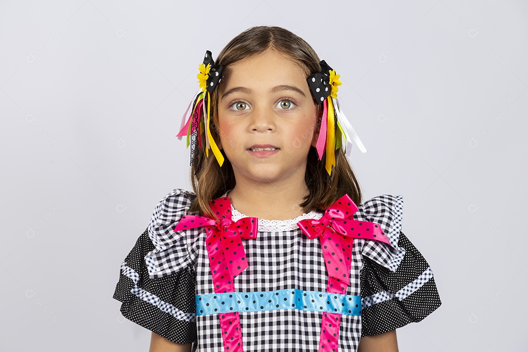 Linda criança usando roupas típicas de festa junina sobre fundo isolado