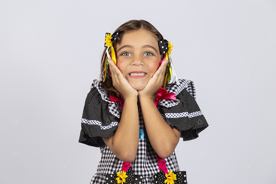 Linda criança usando roupas típicas de festa junina sobre fundo isolado