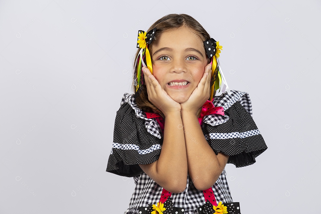 Linda criança usando roupas típicas de festa junina sobre fundo isolado