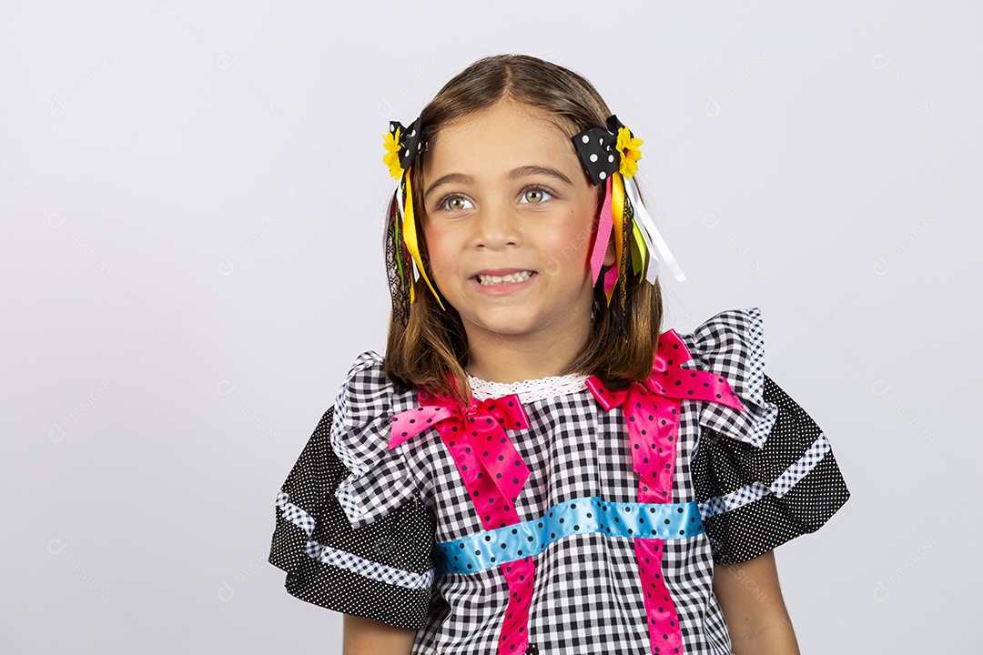 Linda criança usando roupas típicas de festa junina sobre fundo isolado