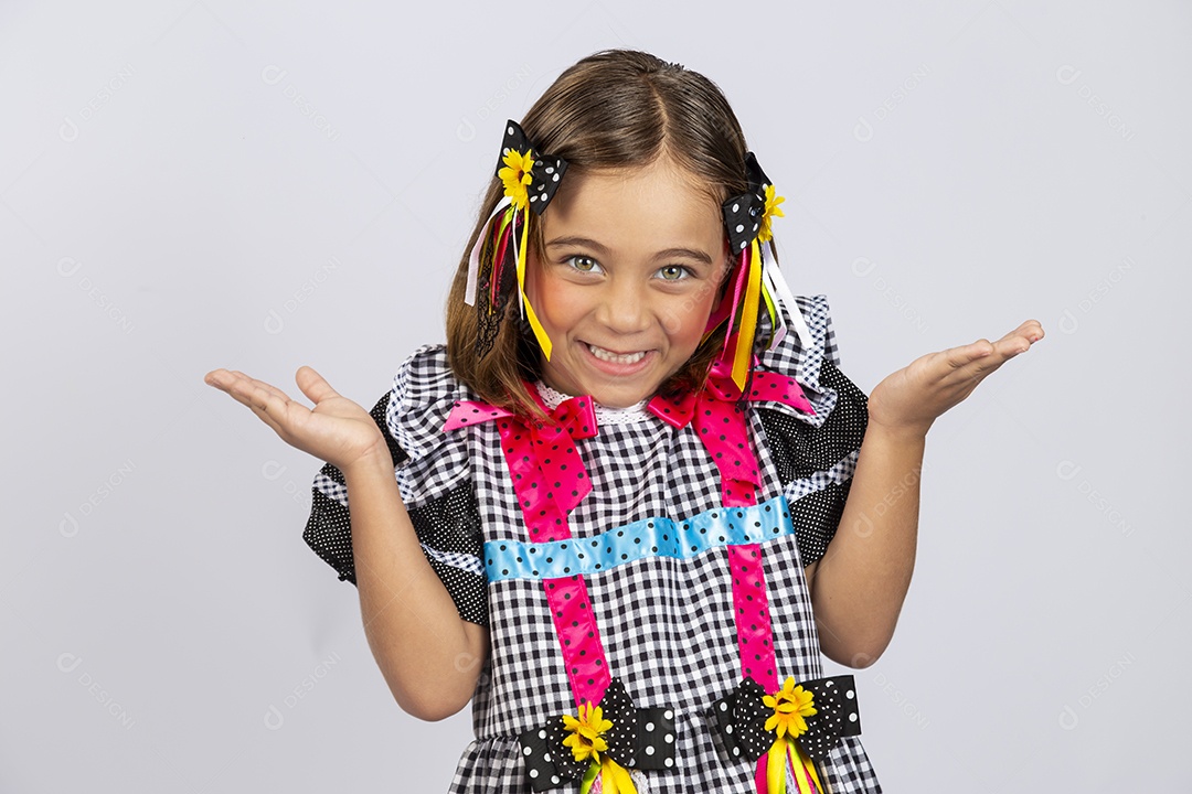 Linda criança usando roupas típicas de festa junina sobre fundo isolado