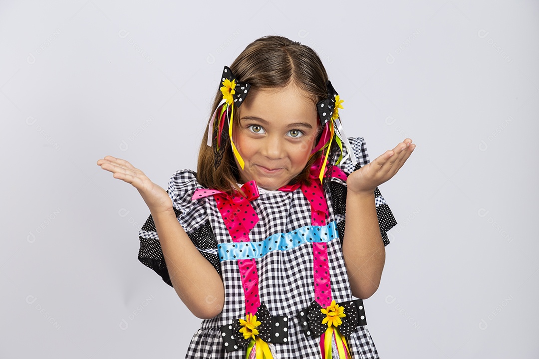 Linda criança usando roupas típicas de festa junina sobre fundo isolado