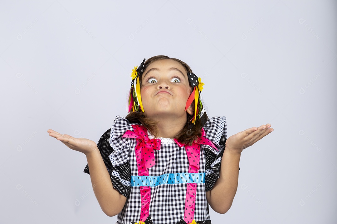 Linda criança usando roupas típicas de festa junina sobre fundo isolado