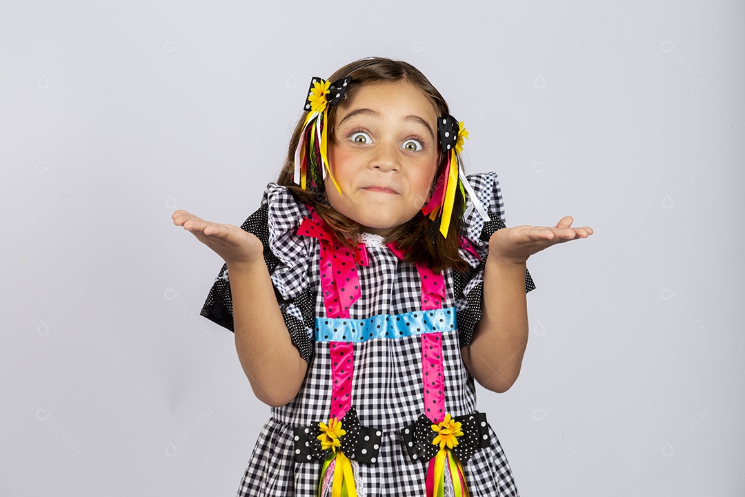 Linda criança usando roupas típicas de festa junina sobre fundo isolado