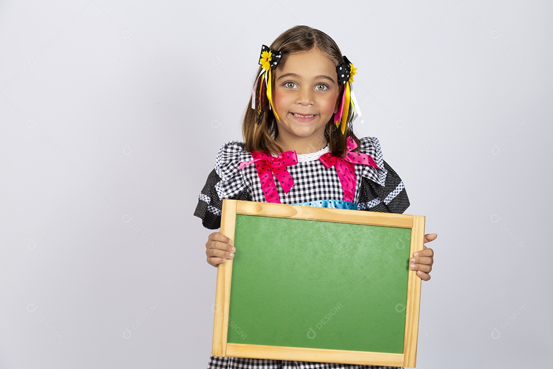 Linda criança usando roupas típicas de festa junina sobre fundo isolado