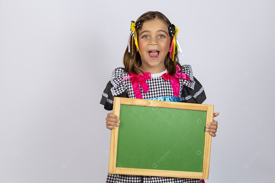 Linda criança usando roupas típicas de festa junina sobre fundo isolado