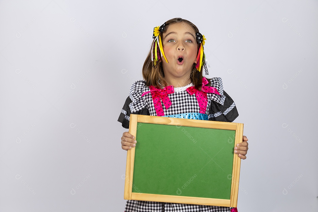 Linda criança usando roupas típicas de festa junina sobre fundo isolado