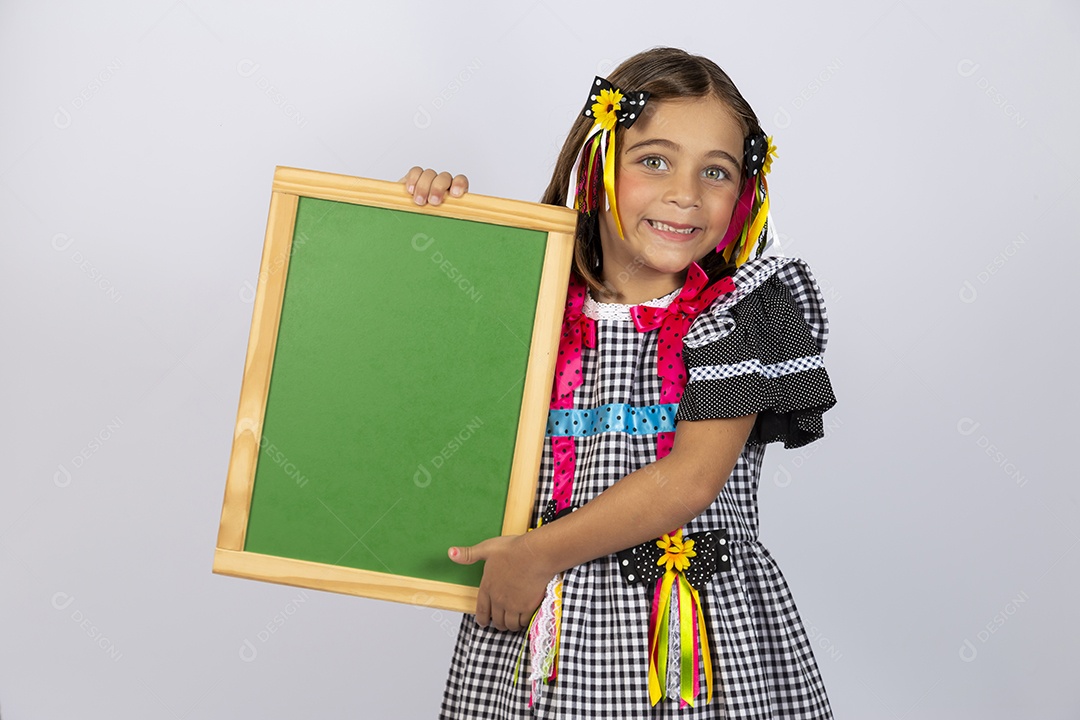 Linda criança usando roupas típicas de festa junina sobre fundo isolado