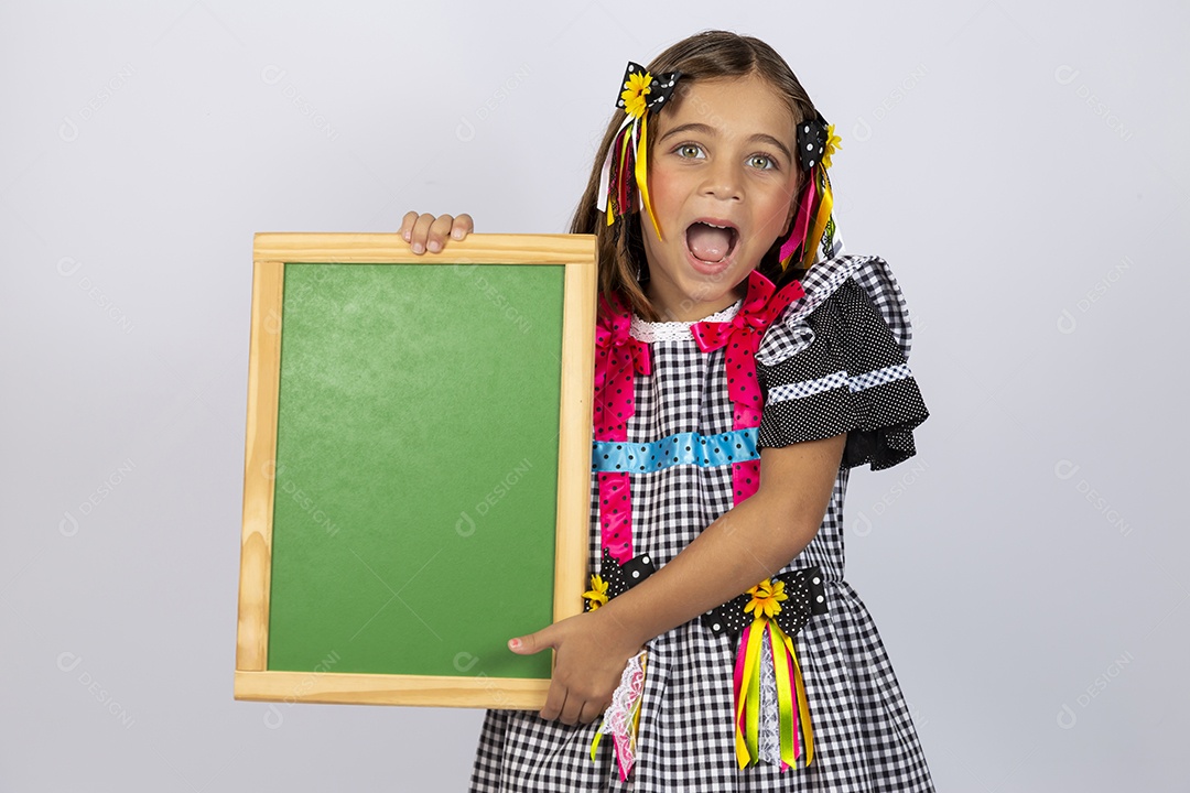 Linda criança usando roupas típicas de festa junina sobre fundo isolado