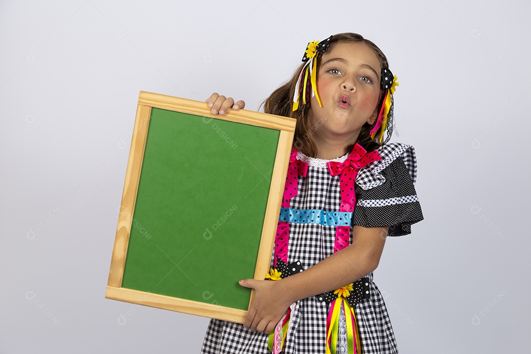 Linda criança usando roupas típicas de festa junina sobre fundo isolado