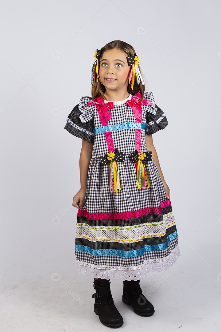 Linda criança usando roupas típicas de festa junina sobre fundo isolado