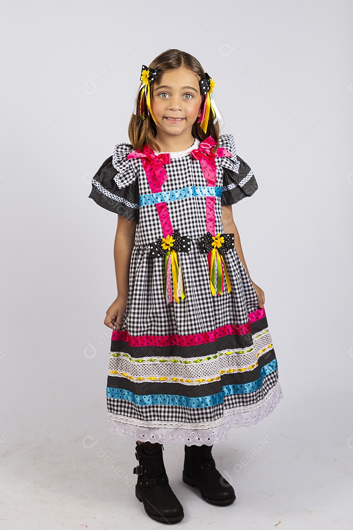 Linda criança usando roupas típicas de festa junina sobre fundo isolado