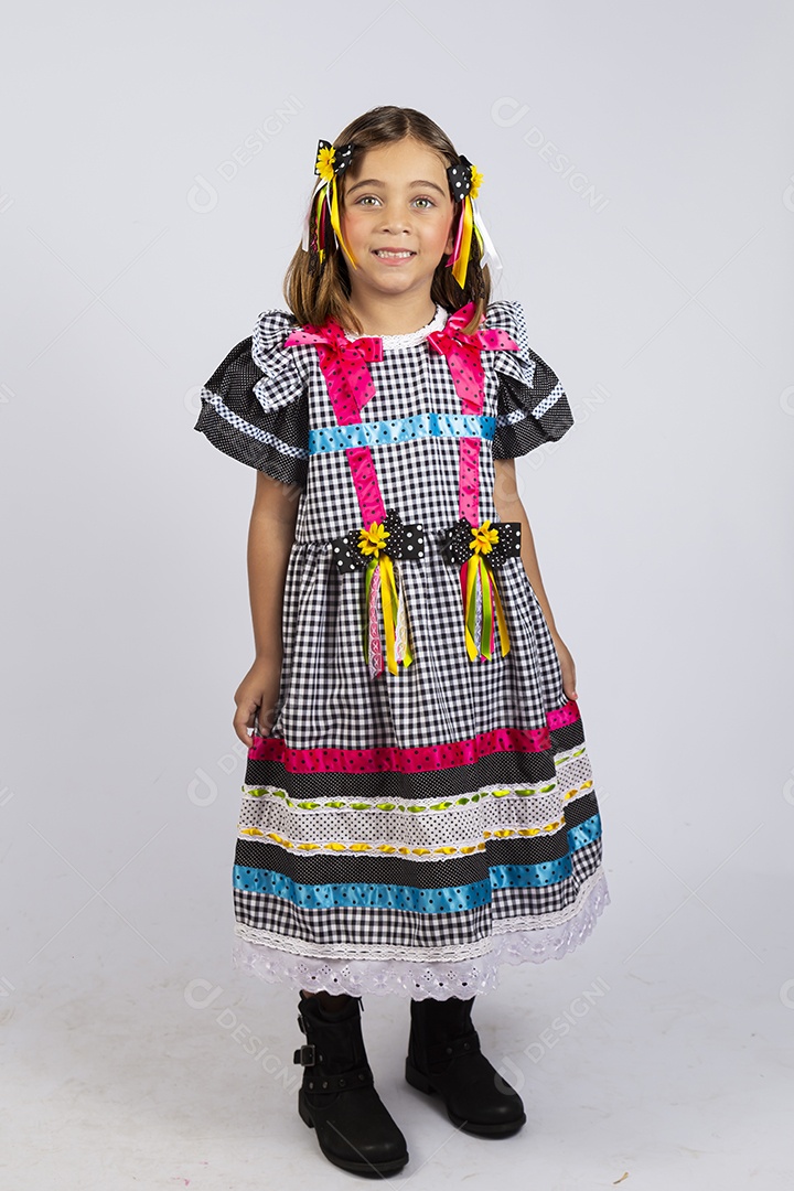 Linda criança usando roupas típicas de festa junina sobre fundo isolado