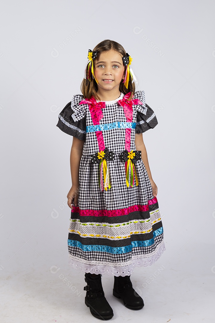Linda criança usando roupas típicas de festa junina sobre fundo isolado