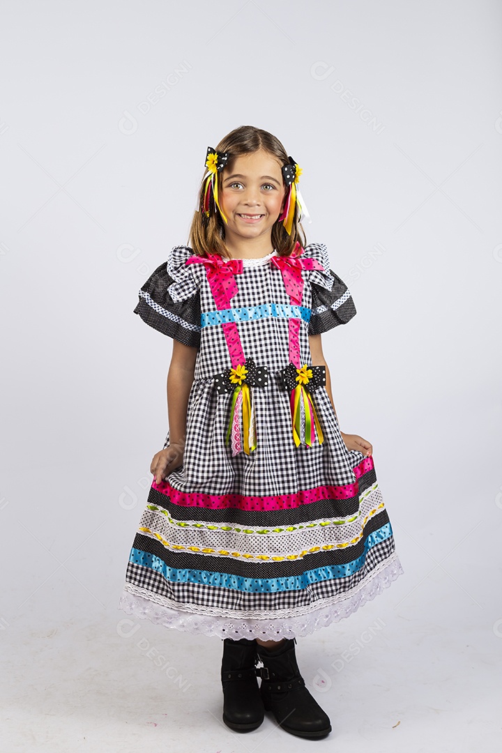 Linda criança usando roupas típicas de festa junina sobre fundo isolado
