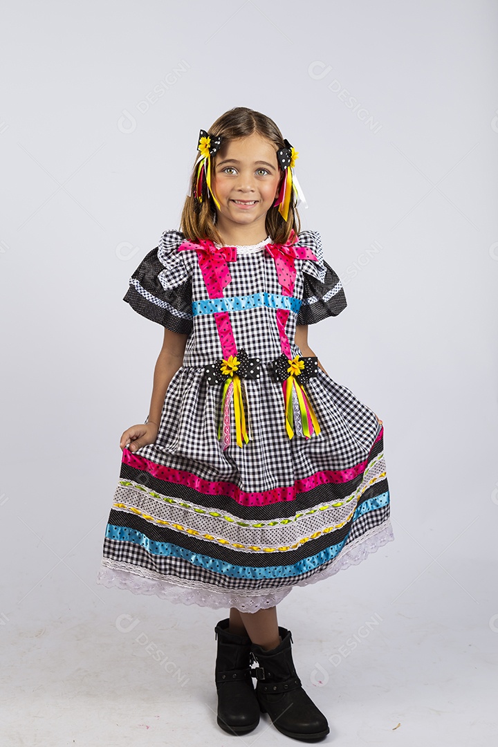 Linda criança usando roupas típicas de festa junina sobre fundo isolado