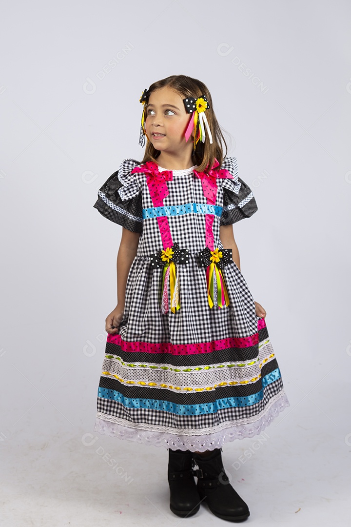Linda criança usando roupas típicas de festa junina sobre fundo isolado