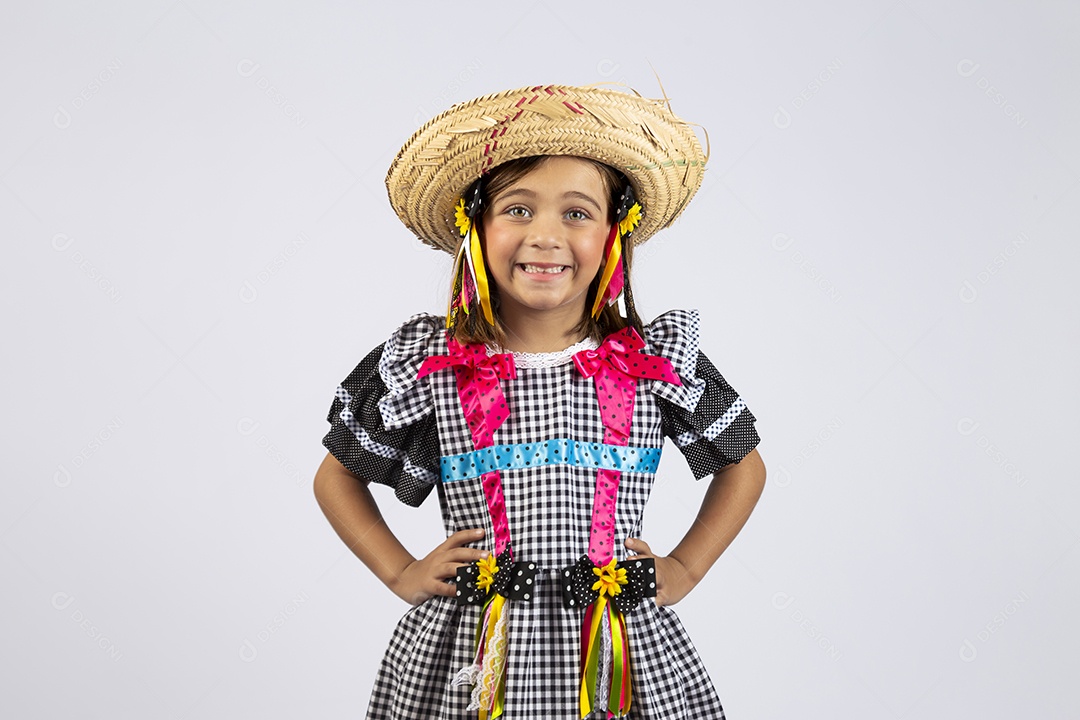 Linda criança usando roupas típicas de festa junina sobre fundo isolado