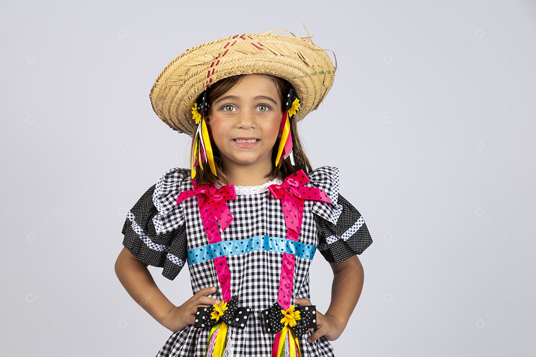 Linda criança usando roupas típicas de festa junina sobre fundo isolado