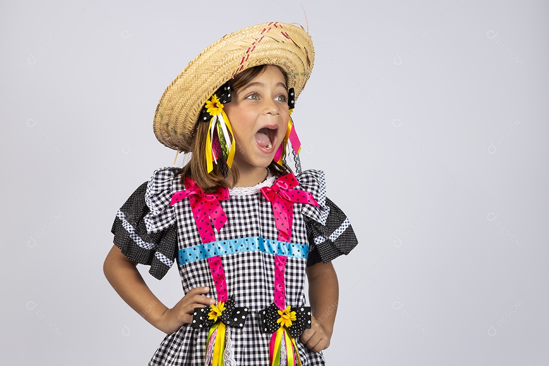 Linda criança usando roupas típicas de festa junina sobre fundo isolado