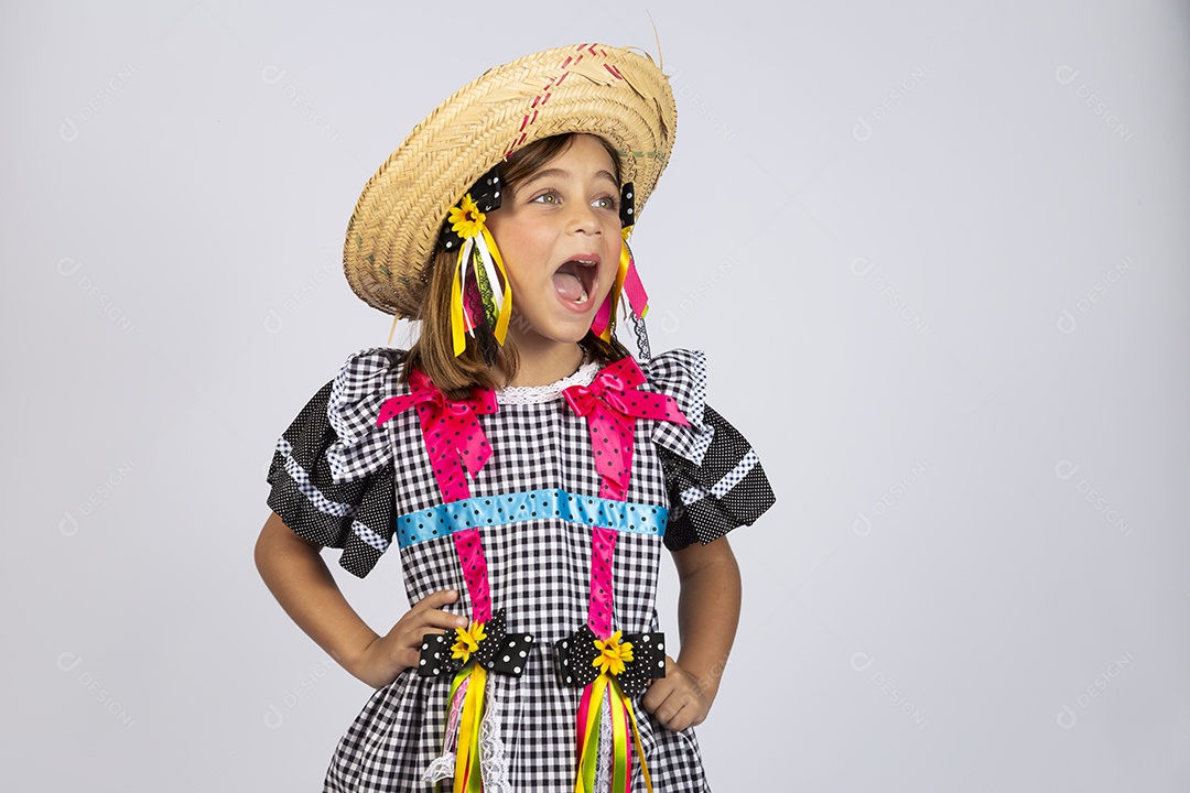 Linda criança usando roupas típicas de festa junina sobre fundo isolado
