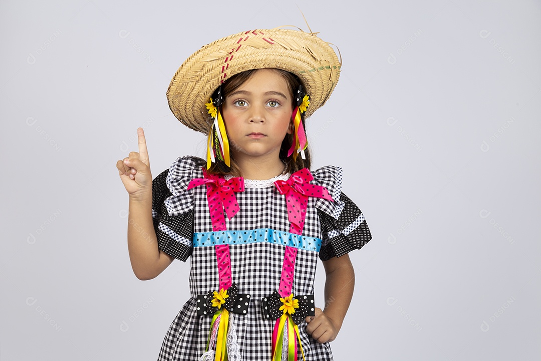 Linda criança usando roupas típicas de festa junina sobre fundo isolado