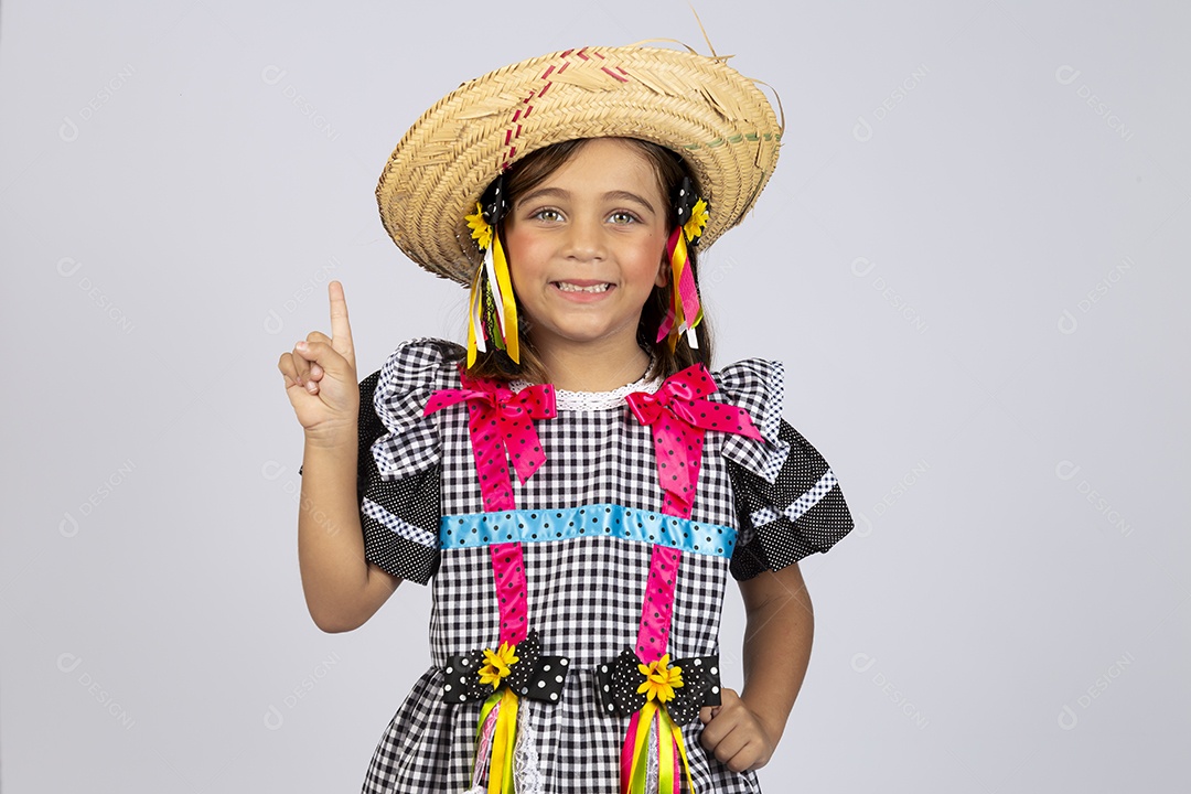 Linda criança usando roupas típicas de festa junina sobre fundo isolado