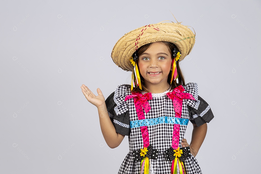 Linda criança usando roupas típicas de festa junina sobre fundo isolado