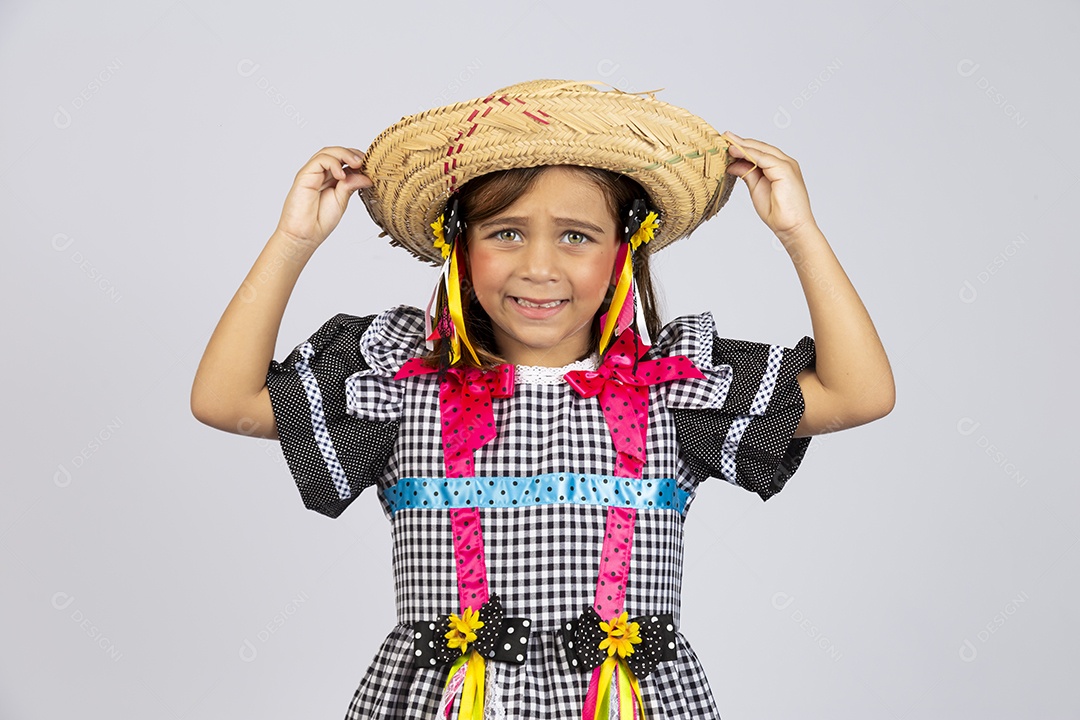 Linda criança usando roupas típicas de festa junina sobre fundo isolado