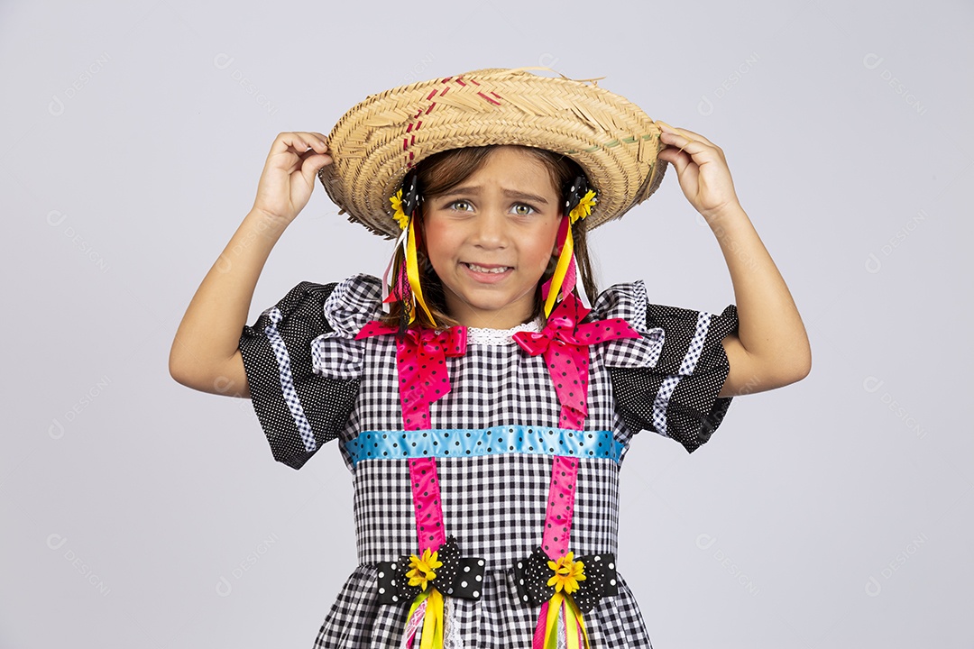 Linda criança usando roupas típicas de festa junina sobre fundo isolado