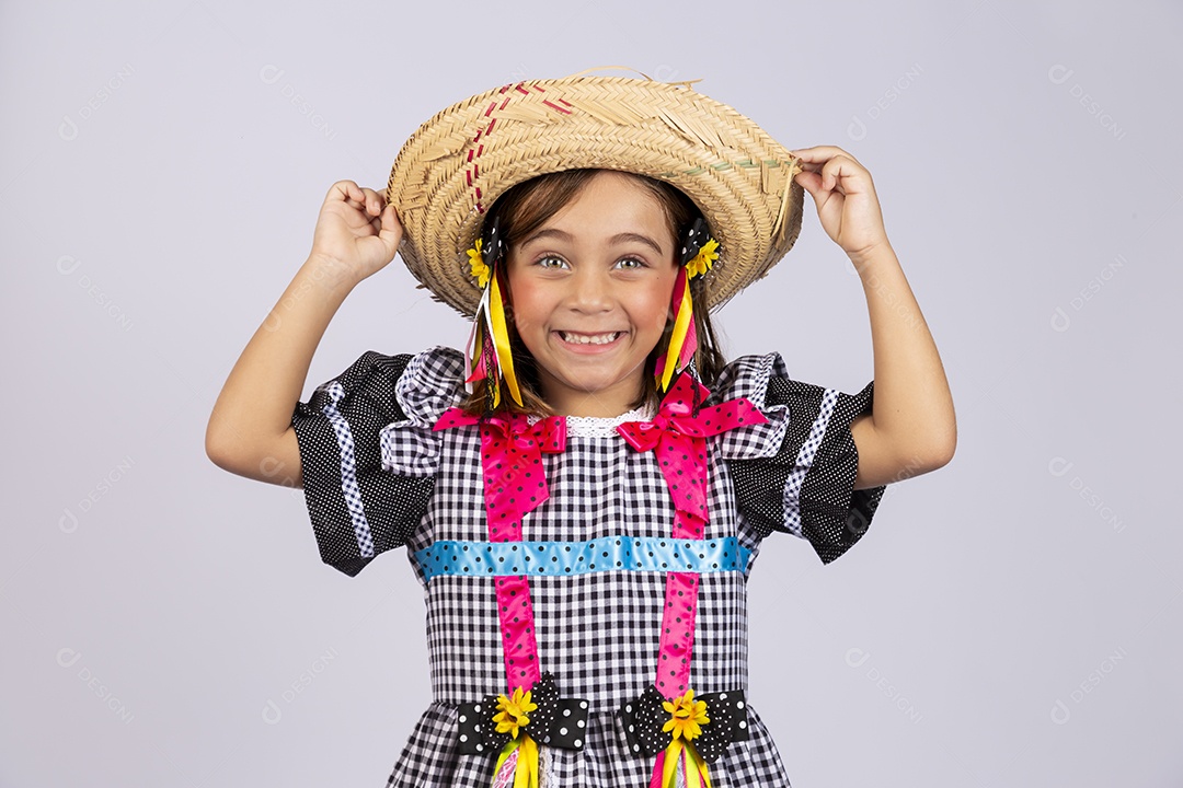 Linda criança usando roupas típicas de festa junina sobre fundo isolado