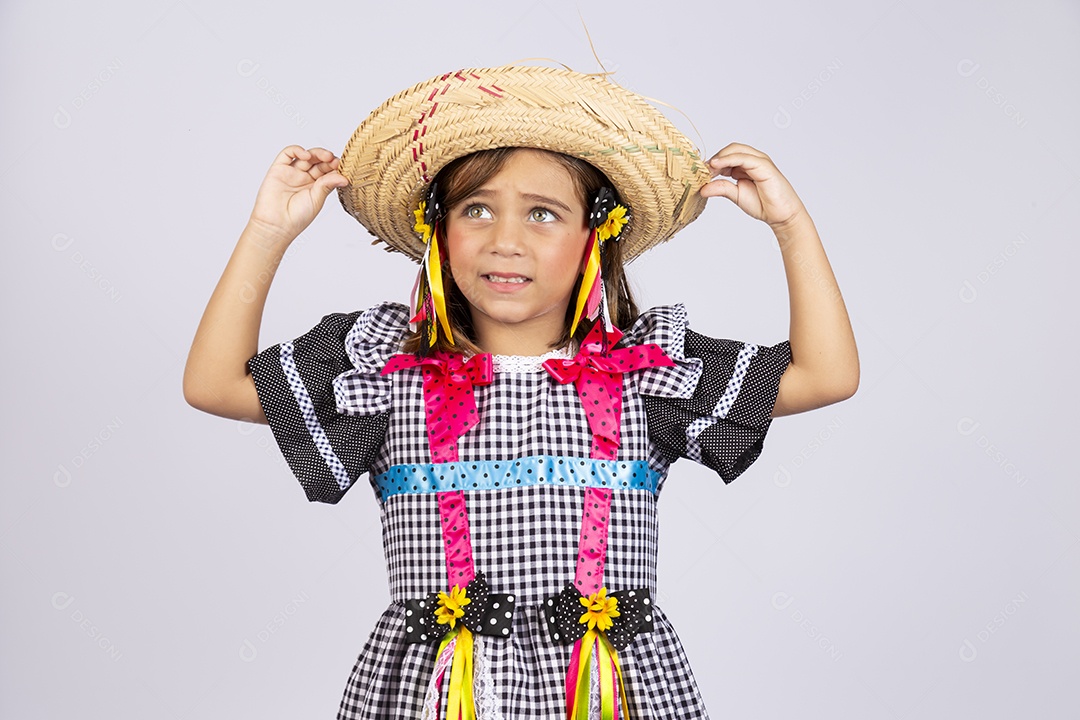 Linda criança usando roupas típicas de festa junina sobre fundo isolado