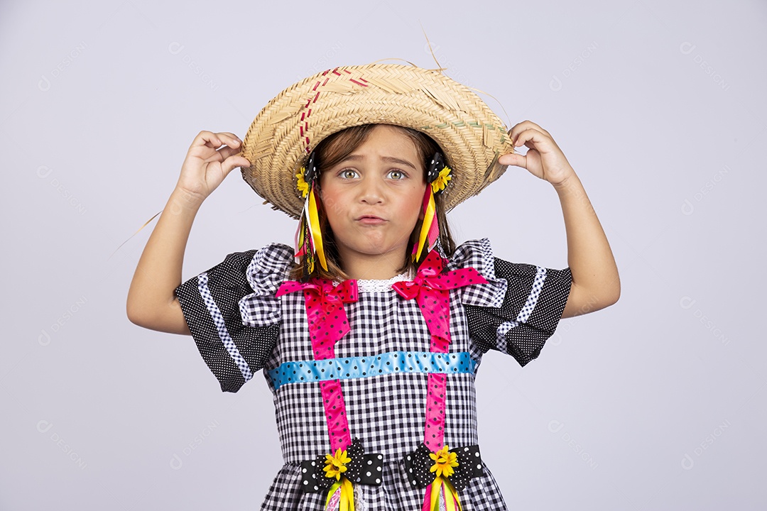Linda criança usando roupas típicas de festa junina sobre fundo isolado