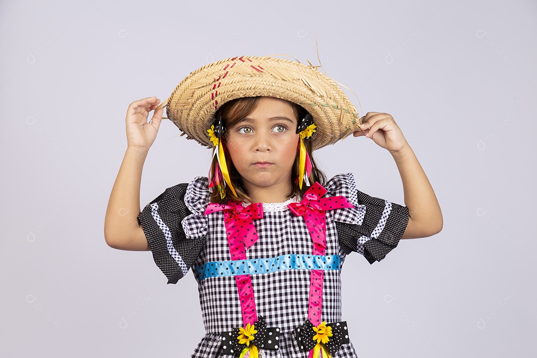 Linda criança usando roupas típicas de festa junina sobre fundo isolado