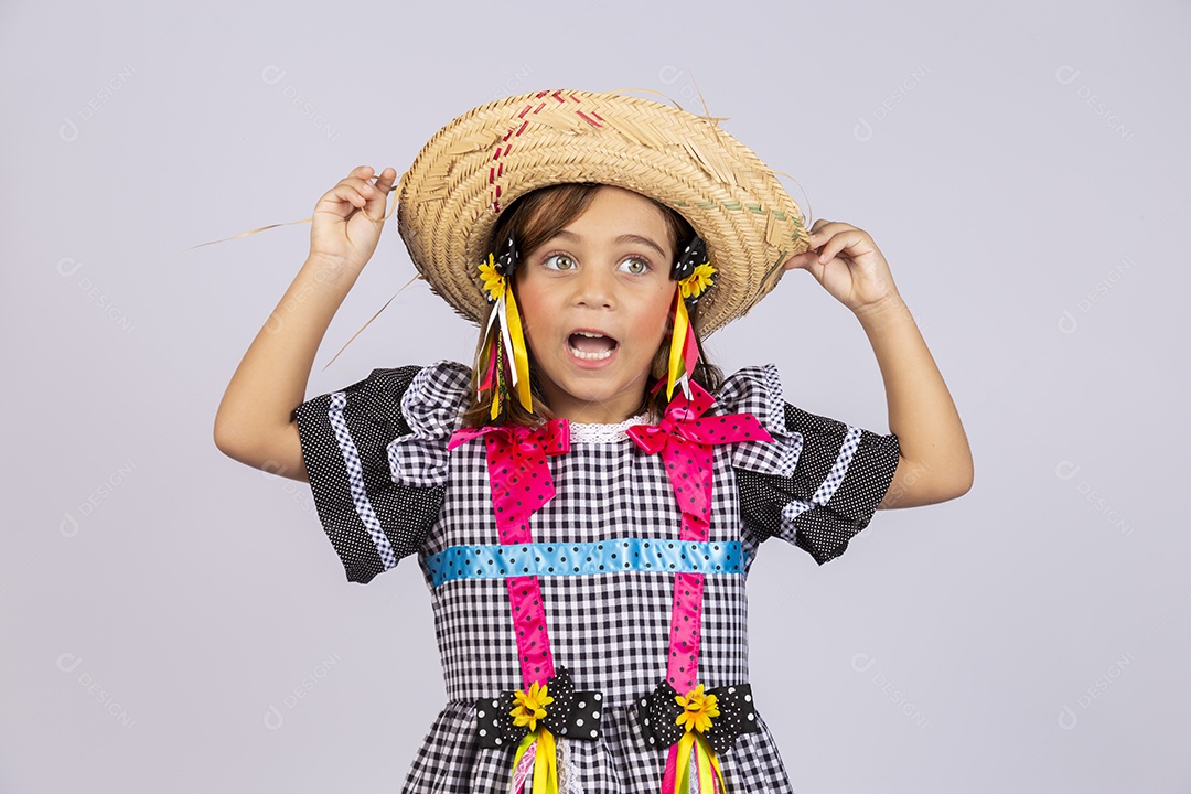 Linda criança usando roupas típicas de festa junina sobre fundo isolado
