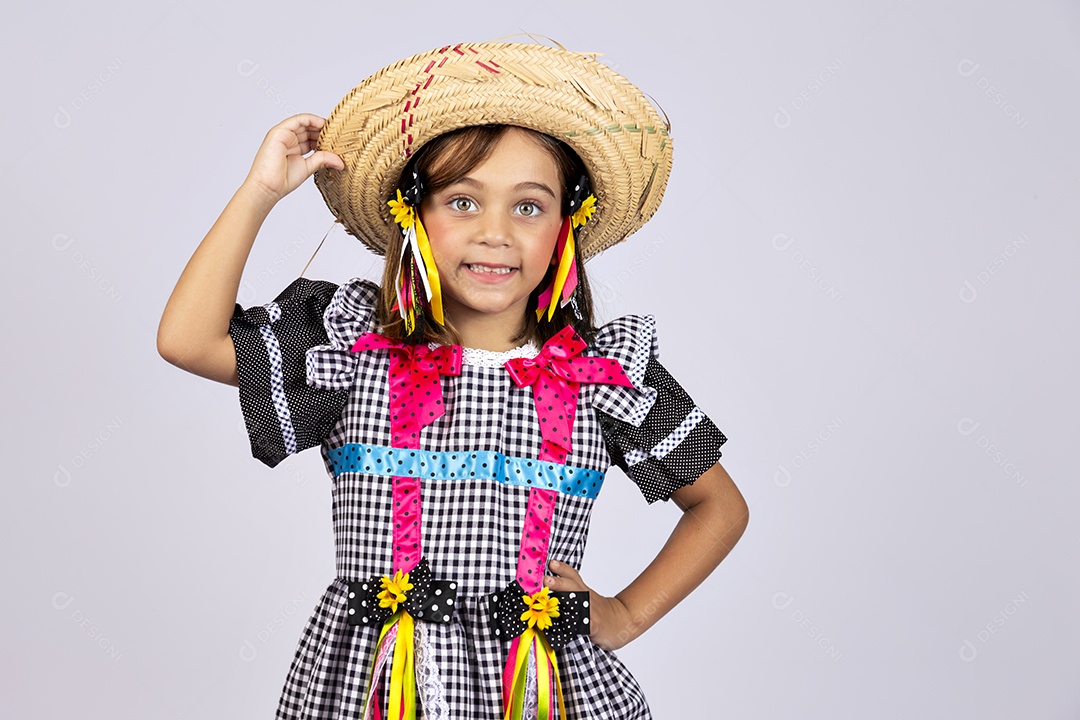 Linda criança usando roupas típicas de festa junina sobre fundo isolado
