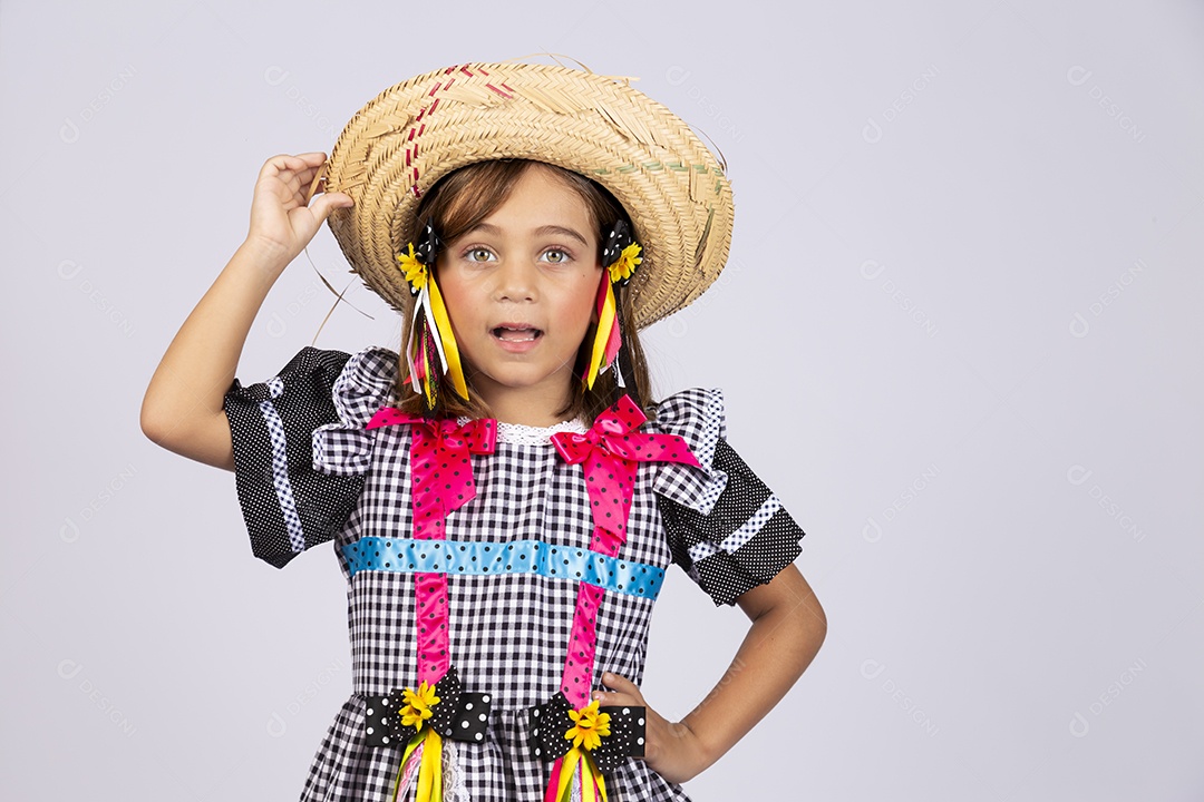 Linda criança usando roupas típicas de festa junina sobre fundo isolado
