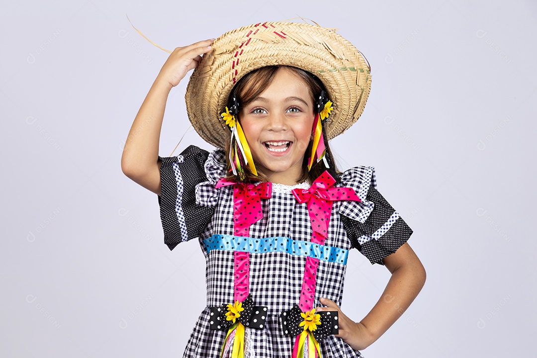 Linda garota usando roupas típicas de festa junina