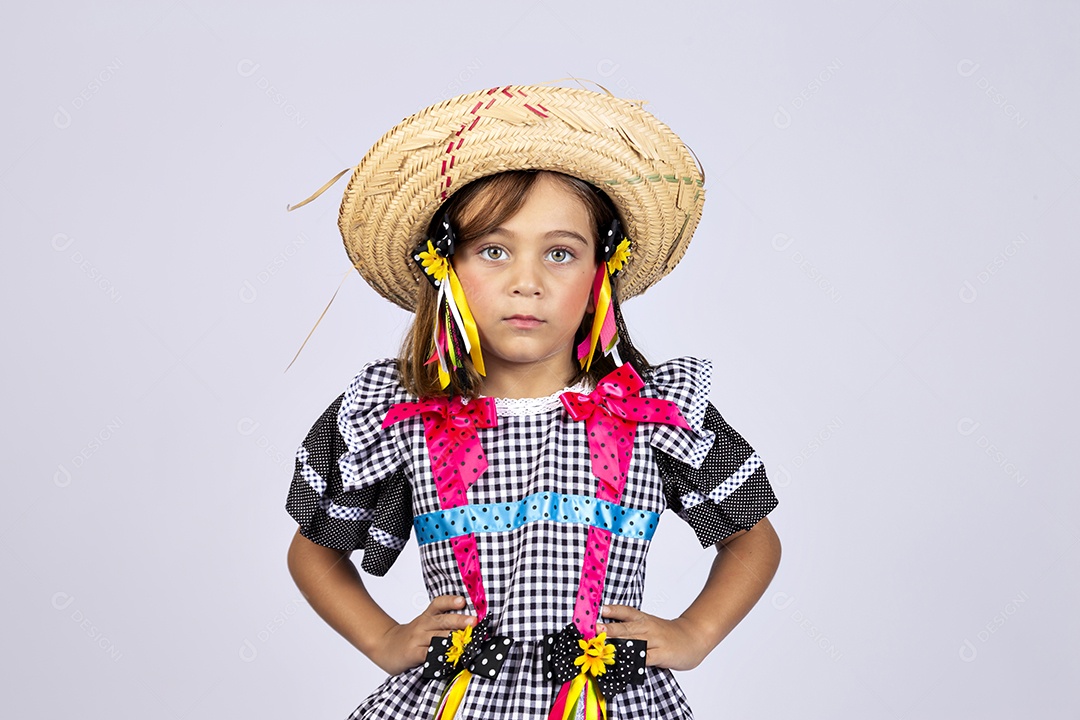 Linda criança usando roupas típicas de festa junina sobre fundo isolado