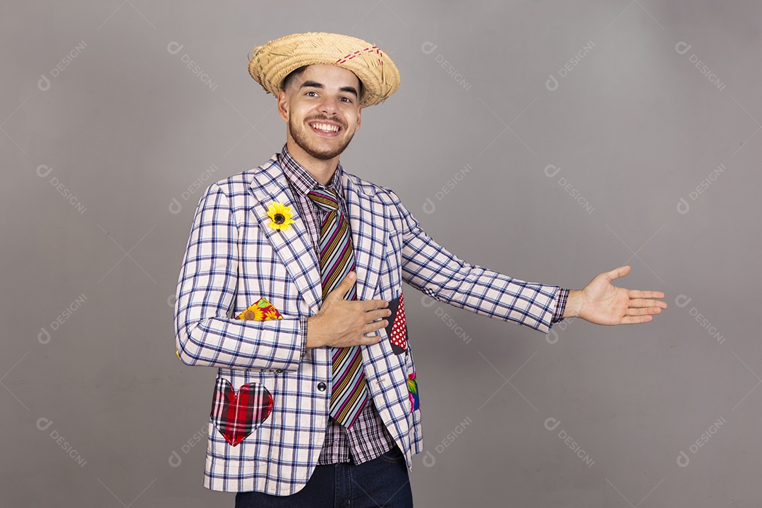 Homem jovem usando roupas típicas de festa junina sobre fundo isolado