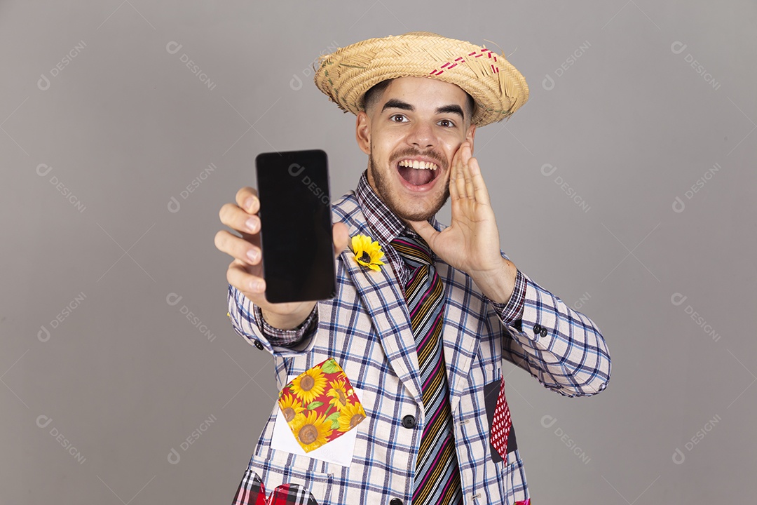 Homem jovem usando roupas típicas de festa junina sobre fundo isolado