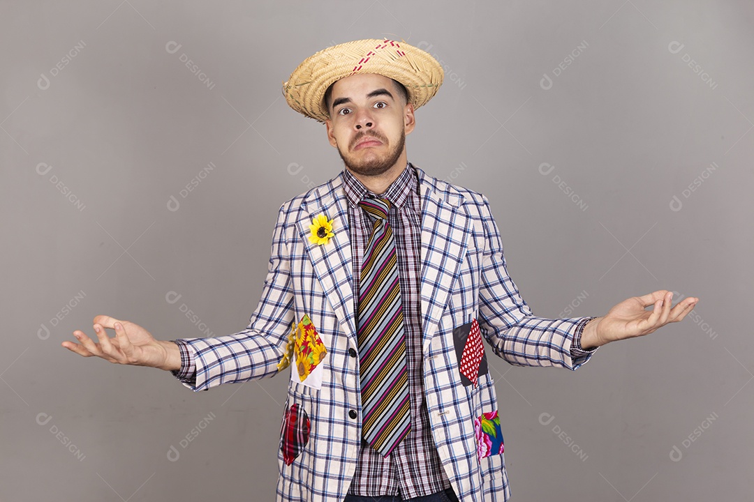 Homem jovem usando roupas típicas de festa junina sobre fundo isolado