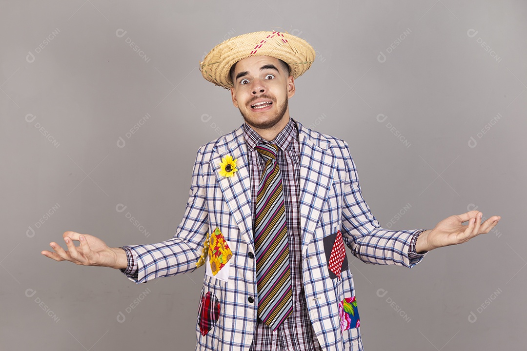 Homem jovem usando roupas típicas de festa junina sobre fundo isolado